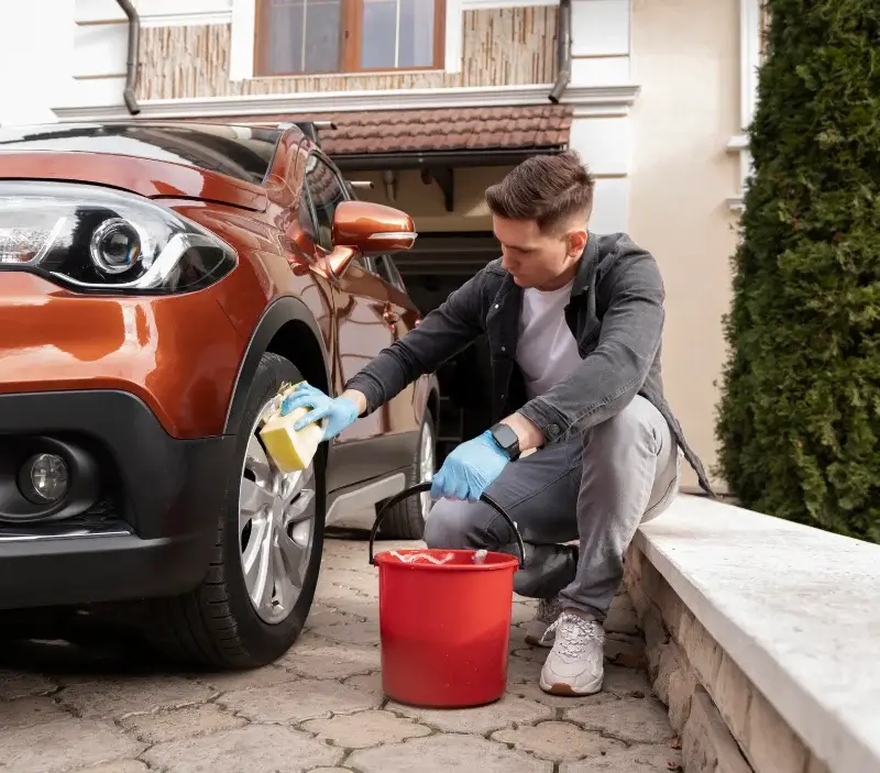 Lavage auto à domicile Lugny : professionnel intervenant sur un véhicule